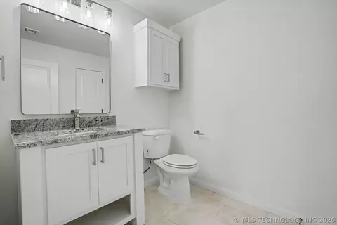Bath - 17298 E 45th Pl, Tulsa, OK 74134 photo 7 of 10