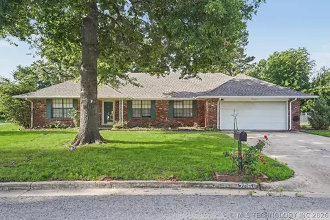 705 Magnolia Ct, Broken Arrow, OK 74011