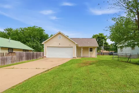 323 W Cypress St, Coweta, OK 74429