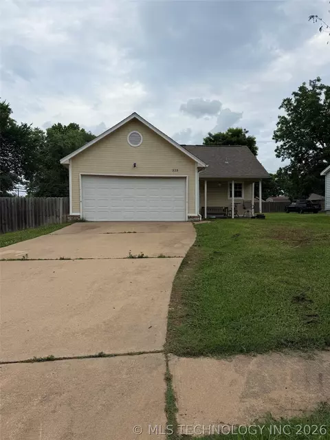 323 W Cypress St, Coweta, OK 74429