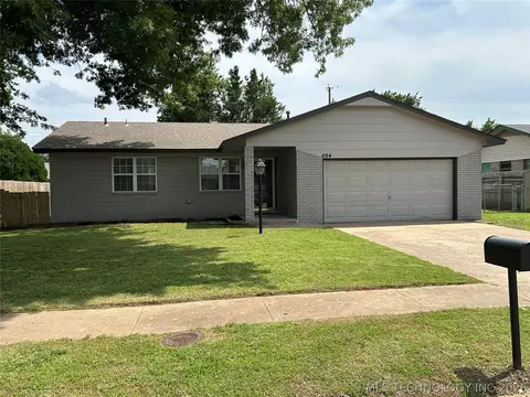 404 Tobago Dr, Sand Springs, OK 74063