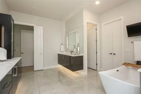 Bath - 3131 E 26th Pl, Tulsa, OK 74114 photo 3 of 14