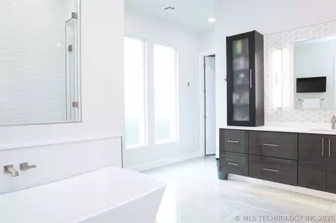 Bath - 3131 E 26th Pl, Tulsa, OK 74114 photo 7 of 8