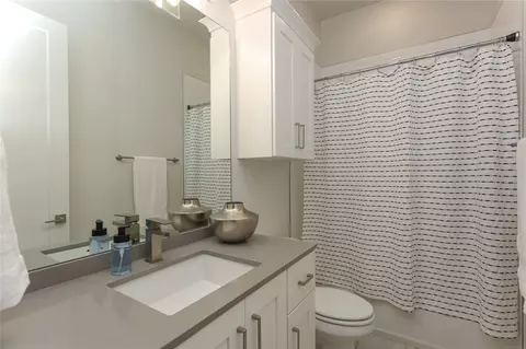 Bath - 3131 E 26th Pl, Tulsa, OK 74114 photo 12 of 14