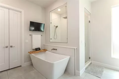 Bath - 3131 E 26th Pl, Tulsa, OK 74114 photo 2 of 14