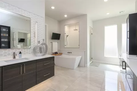 Bath - 3131 E 26th Pl, Tulsa, OK 74114 photo 1 of 14