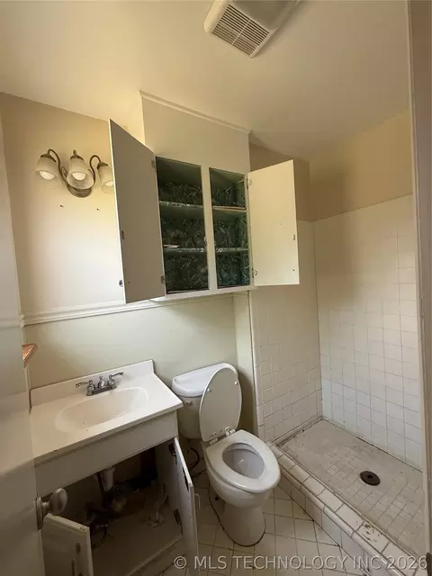 Bath - 8909 E 33rd Pl, Tulsa, OK 74145 photo 2 of 2