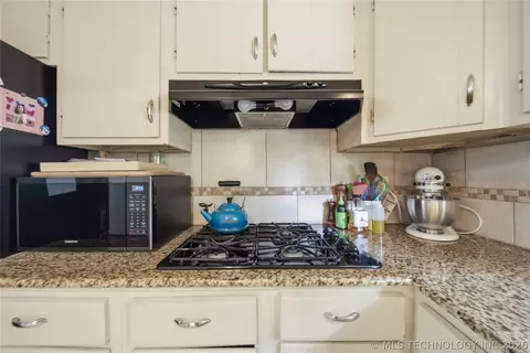 Kitchen - 1708 E 60th Pl, Tulsa, OK 74105 photo 5 of 6