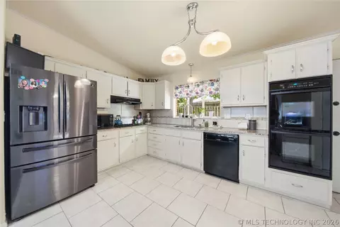 Kitchen - 1708 E 60th Pl, Tulsa, OK 74105 photo 2 of 6