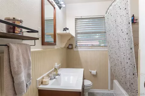 Bath - 703 Mccarley, Colbert, OK 74733 photo 1 of 1