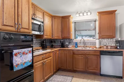 Kitchen - 703 Mccarley, Colbert, OK 74733 photo 3 of 3
