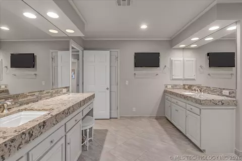 Bath - 2917 E 68th St, Tulsa, OK 74136 photo 7 of 9
