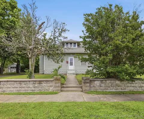 105 N 2nd St, Wagoner, OK 74467