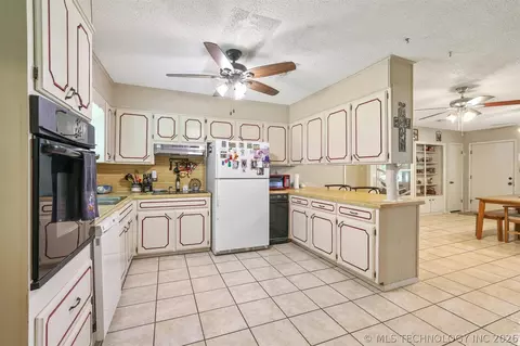 Kitchen - 107 Maple, Broken Bow, OK 74728 photo 3 of 3