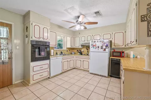 Kitchen - 107 Maple, Broken Bow, OK 74728 photo 2 of 3