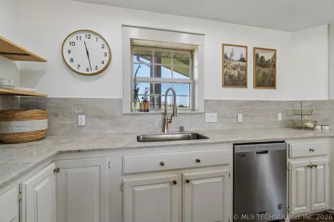 Kitchen - 770696 S 3510 Rd, Cushing, OK 74023 photo 5 of 8