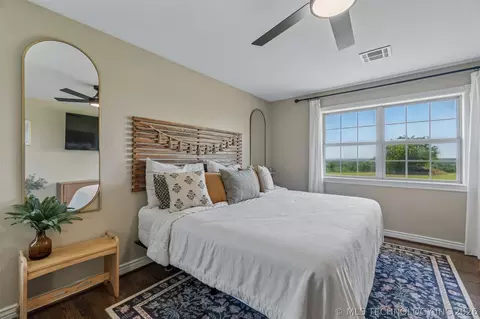 Bedroom - 770696 S 3510 Rd, Cushing, OK 74023 photo 5 of 12