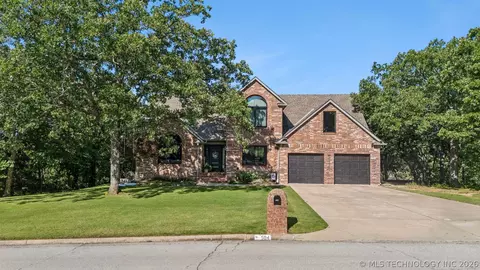 504 Oak Ridge Dr, Sand Springs, OK 74063