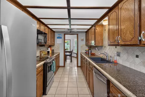 Kitchen - 68 Maple Rd, Pryor, OK 74361 photo 1 of 4