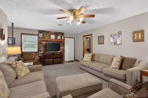 Living - 68 Maple Rd, Pryor, OK 74361 photo 2 of 4