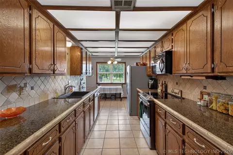 Kitchen - 68 Maple Rd, Pryor, OK 74361 photo 2 of 4
