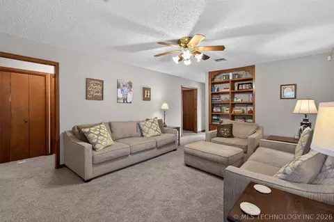 Living - 68 Maple Rd, Pryor, OK 74361 photo 3 of 4