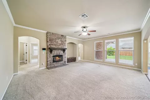 Living - 18610 E 42nd Pl, Tulsa, OK 74134 photo 3 of 4