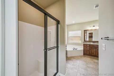Bath - 18610 E 42nd Pl, Tulsa, OK 74134 photo 3 of 5