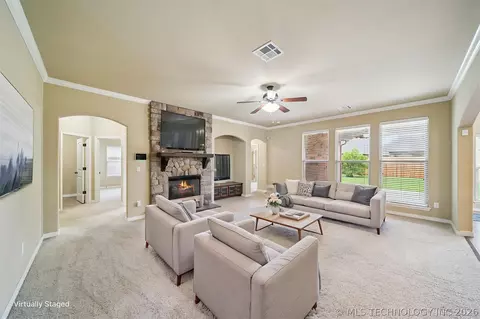 Living - 18610 E 42nd Pl, Tulsa, OK 74134 photo 2 of 4