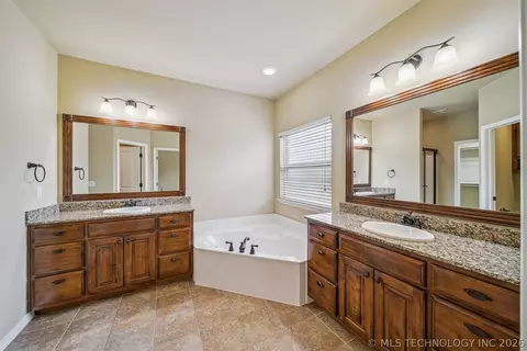 Bath - 18610 E 42nd Pl, Tulsa, OK 74134 photo 1 of 5