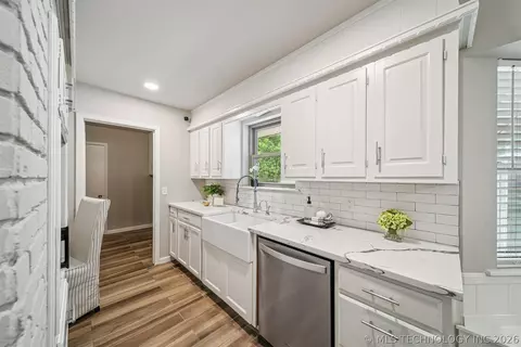 Kitchen - 7120 E 69th St, Tulsa, OK 74133 photo 4 of 7