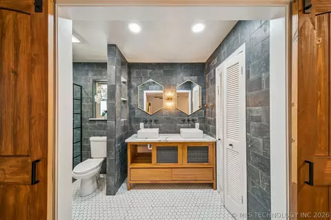 Bath - 7120 E 69th St, Tulsa, OK 74133 photo 4 of 9