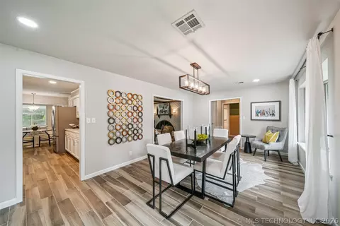 Dining - 7120 E 69th St, Tulsa, OK 74133 photo 3 of 3