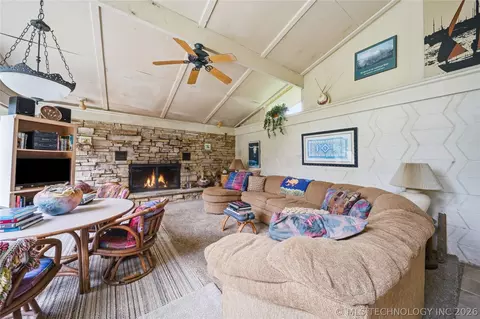 Living - 246 Williams Ave, Eufaula, OK 74432 photo 2 of 3
