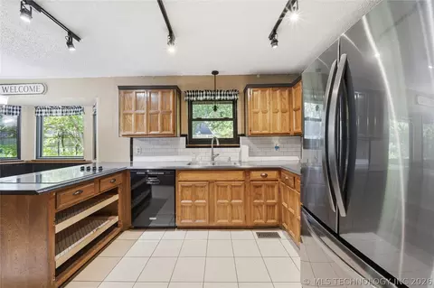 Kitchen - 8404 E 107th St, Tulsa, OK 74133 photo 2 of 5