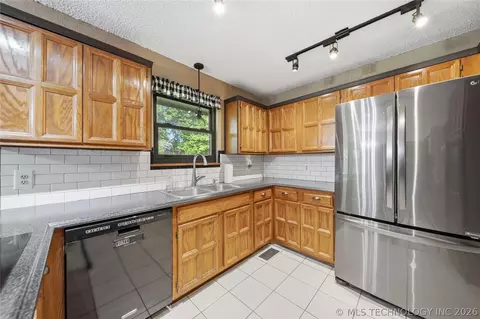 Kitchen - 8404 E 107th St, Tulsa, OK 74133 photo 4 of 5