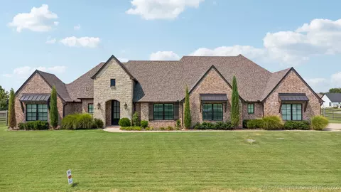 6270 N Creekwood Dr, Owasso, OK 74055