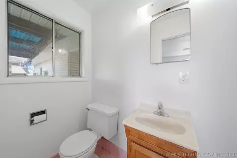 Bath - 6746 E 28th St, Tulsa, OK 74129 photo 1 of 2