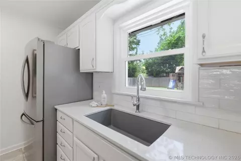 Kitchen - 4612 E 56th Ct, Tulsa, OK 74135 photo 5 of 6