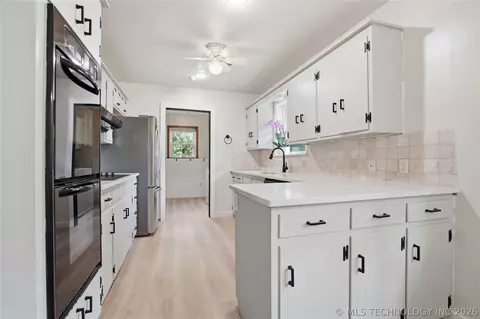 Kitchen - 1920 E 53rd St, Tulsa, OK 74105 photo 2 of 4