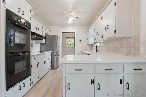 Kitchen - 1920 E 53rd St, Tulsa, OK 74105 photo 3 of 4