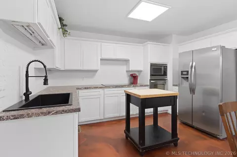 Kitchen - 6903 E 99th St, Tulsa, OK 74133 photo 1 of 2
