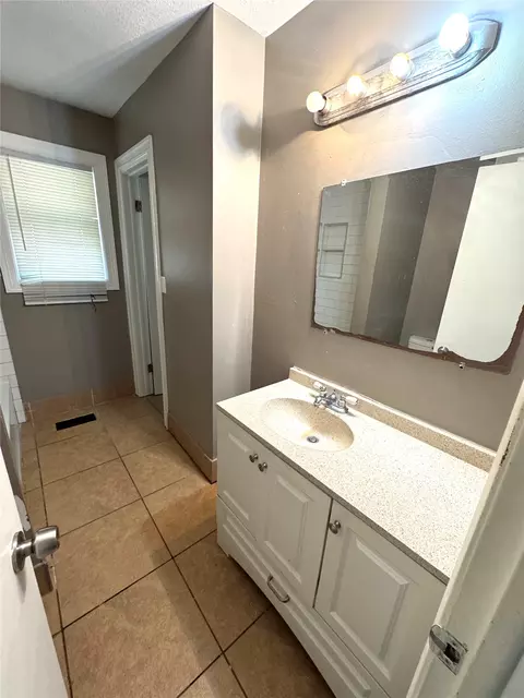 Bath - 11409 E 4th Pl, Tulsa, OK 74128 photo 2 of 6