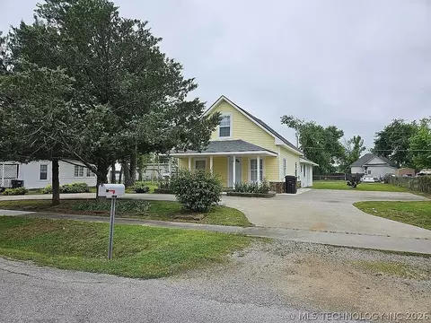 611 E 4th St, Claremore, OK 74017