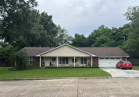 2221 Michael Rd, Muskogee, OK 74403