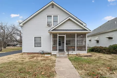 422 W Davis Dr, Nowata, OK 74048