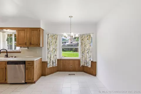 Dining - 6828 E 47th St, Tulsa, OK 74145 photo 1 of 1