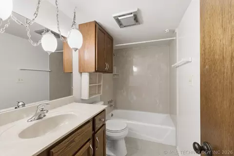 Bath - 6828 E 47th St, Tulsa, OK 74145 photo 2 of 2