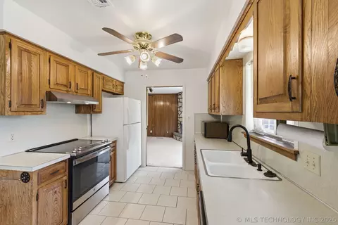 Kitchen - 6828 E 47th St, Tulsa, OK 74145 photo 2 of 2
