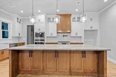Kitchen - 31820 E Two Socks Dr, Broken Arrow, OK 74014 photo 9 of 12